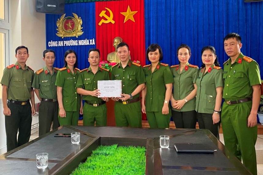Công an quận Lê Chân: Thăm hỏi gia đình thân nhân liệt sỹ và động viên, tặng quà cán bộ chiến sỹ mắc bệnh hiểm nghèo